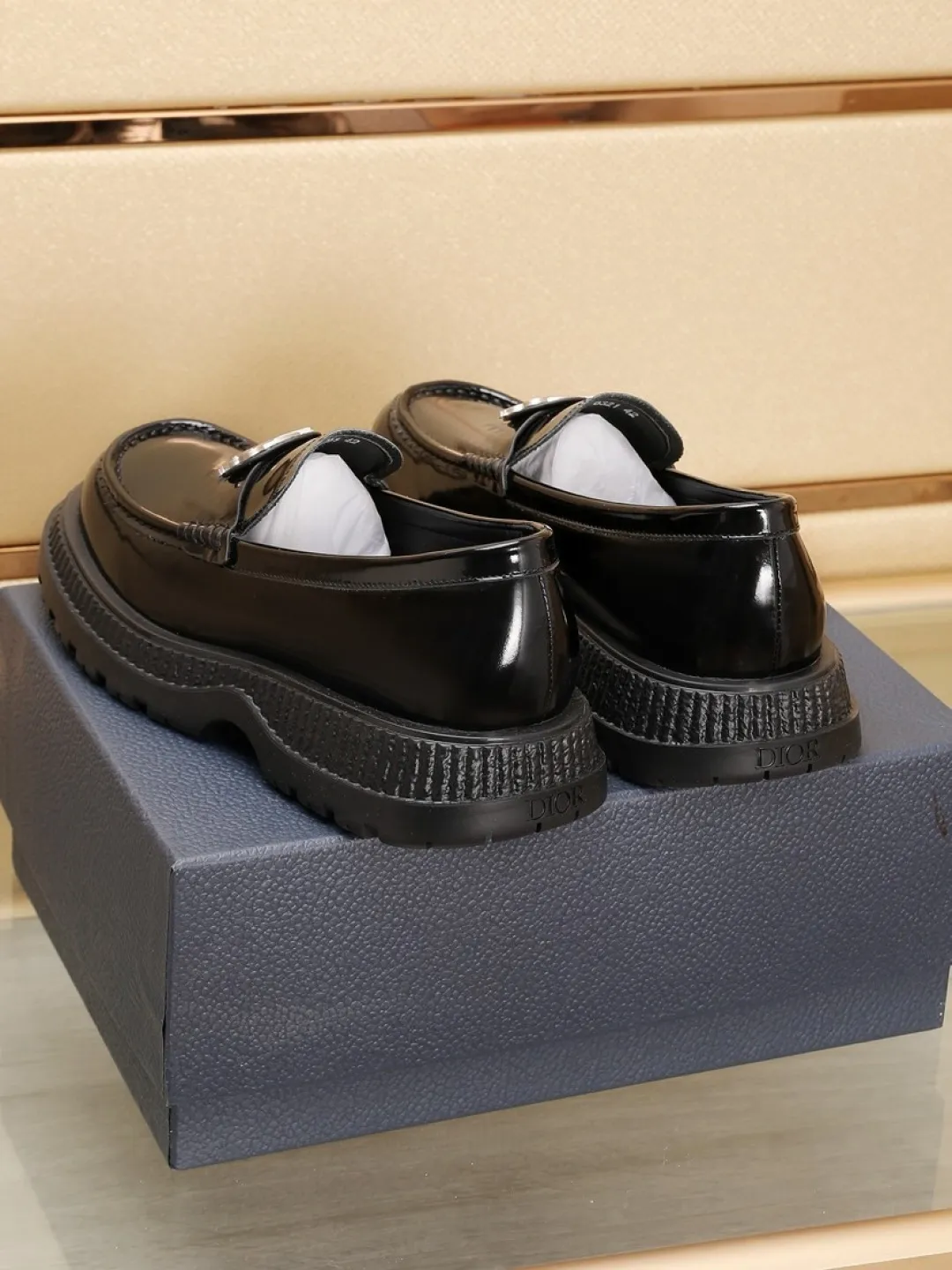 Factory P500💰dior 🆕Men's classic loafers, which combine classic shoe styles with retro California style. Slipper style design, easy to put on and take off. Crafted from top-grain cowhide leather, they feature a rubber lugged sole and the DIO* AND SHAWN signature in brass and enamel. Wear it with casual clothing or a suit. Size: 38-44 (45.46 customized